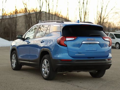 Used 2024 GMC Terrain SLE w/ Driver Convenience Package image 4