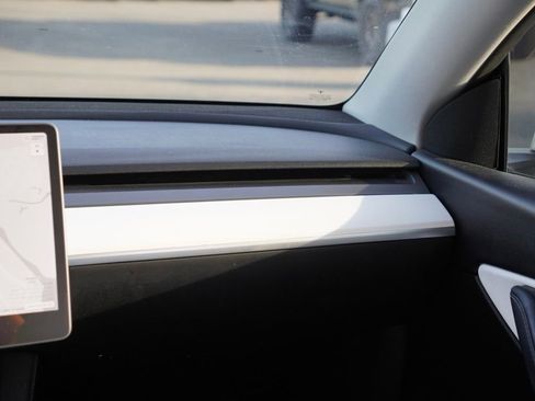 Used 2022 Tesla Model Y Long Range image 22