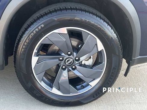 Used 2024 Nissan Rogue SV FWD image 4