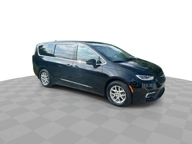 Used 2024 Chrysler Pacifica Touring-L FWD image 3