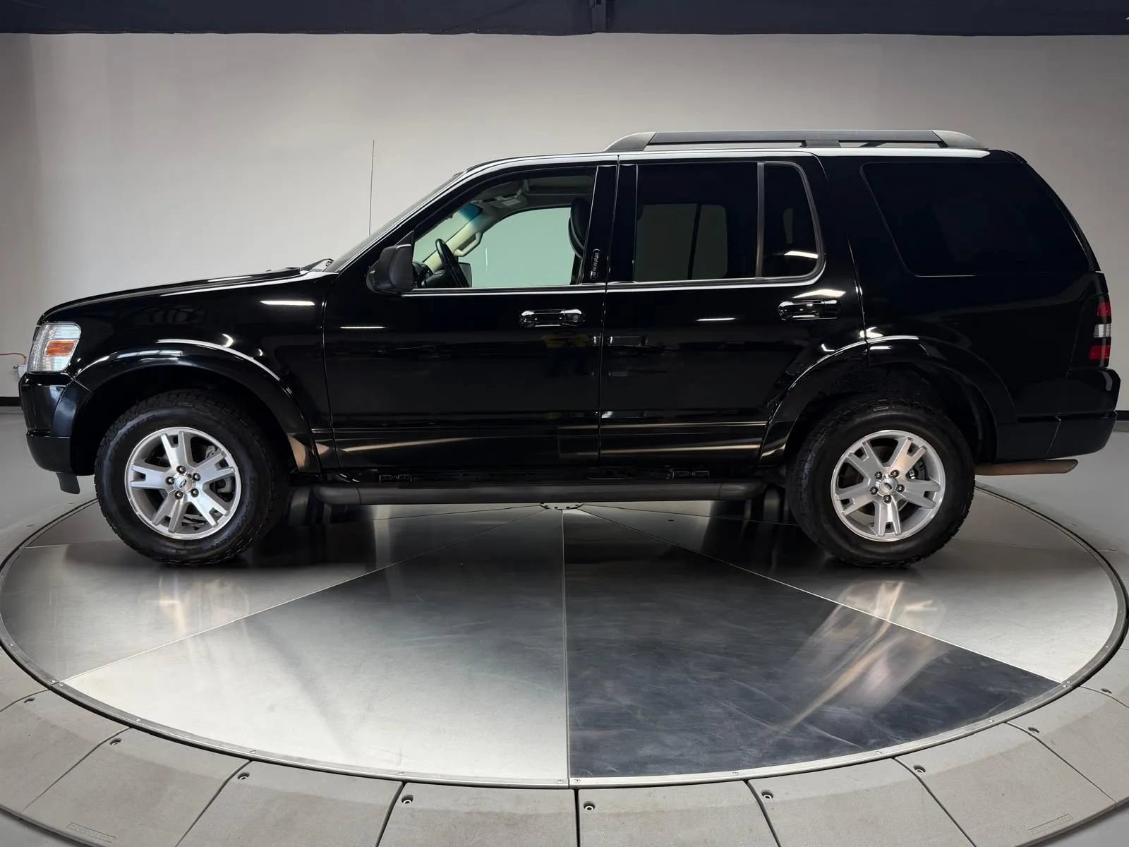 Used 2010 Ford Explorer XLT AWD/4WD image 4
