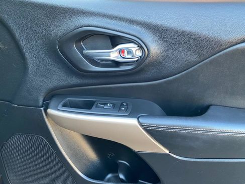 Used 2018 Jeep Cherokee Limited FWD image 53
