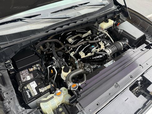 Used 2017 Nissan Titan SV image 12