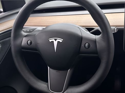 Used 2024 Tesla Model Y 2WD image 13