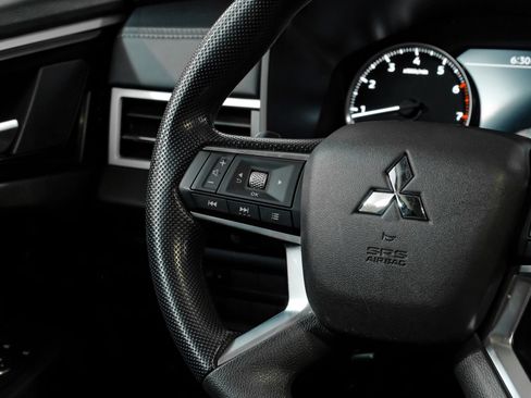 Used 2025 Mitsubishi Outlander ES FWD image 18