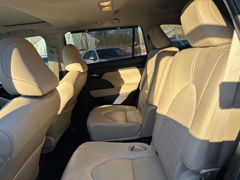Used 2023 Toyota Highlander XLE image 29