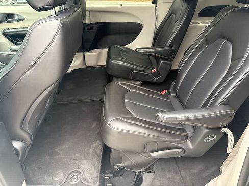 Used 2024 Chrysler Pacifica Touring-L FWD image 18