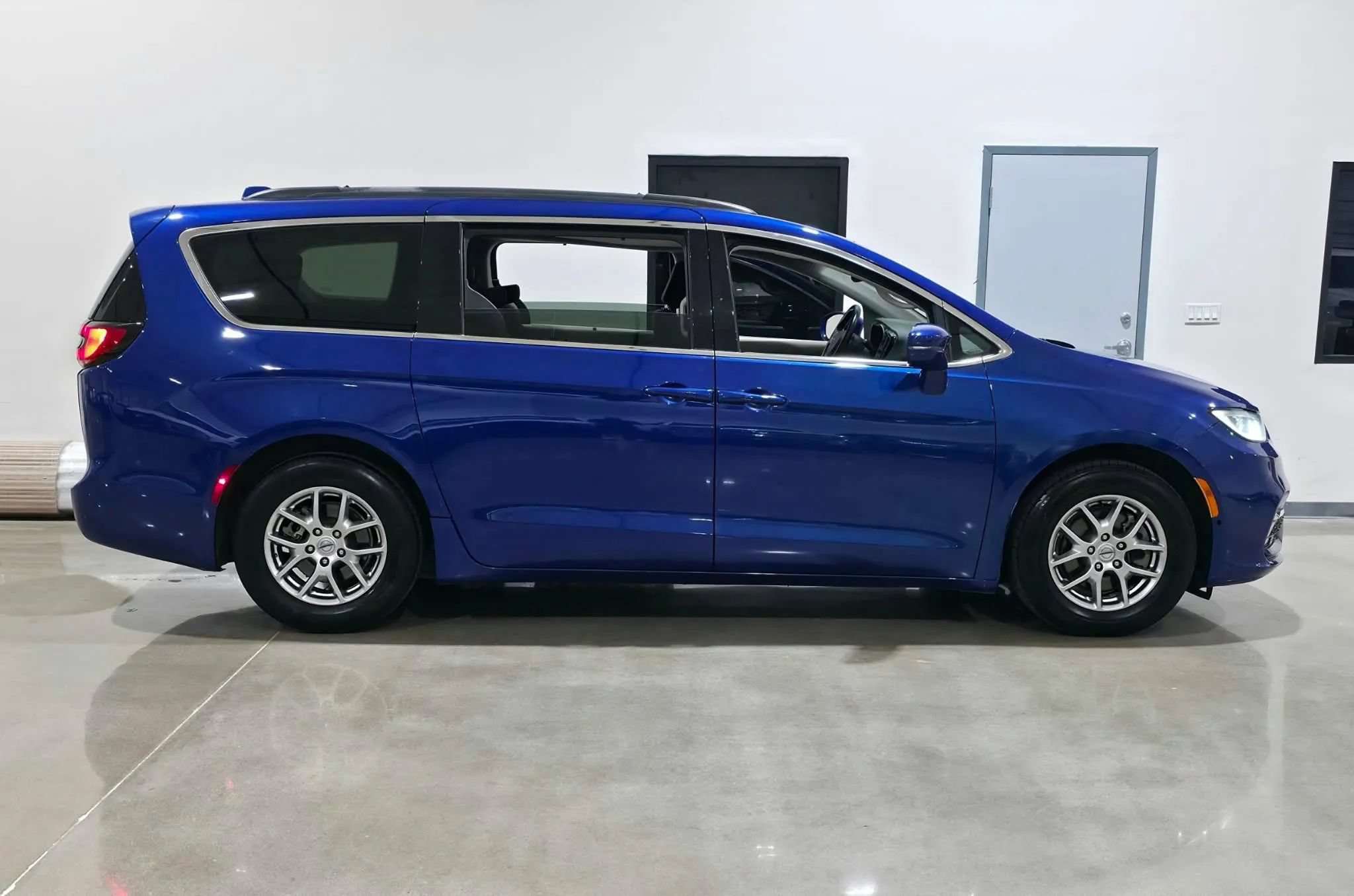 Used 2021 Chrysler Pacifica Touring w/ Cold Weather Group FWD image 2