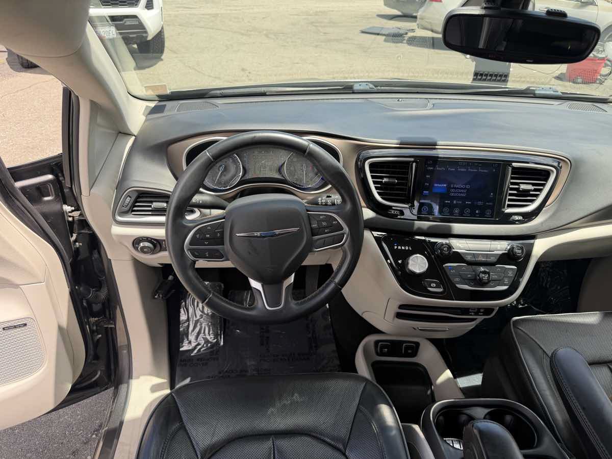 Used 2017 Chrysler Pacifica Touring-L w/ Tire & Wheel Group FWD image 19