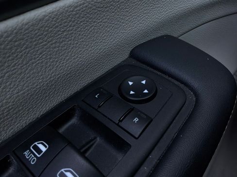 Used 2023 Chrysler Pacifica Touring-L FWD image 27