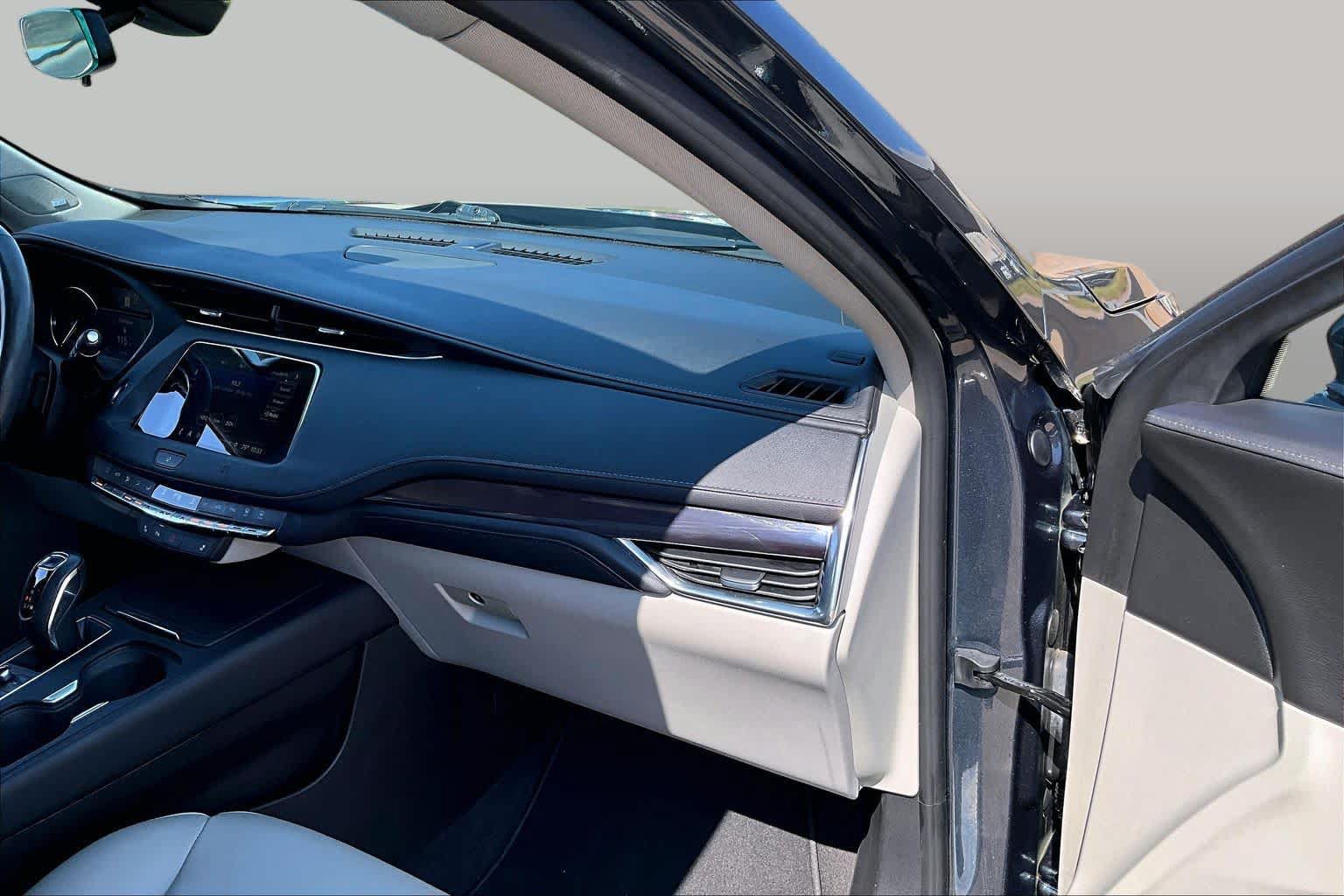 Used 2019 Cadillac XT4 Luxury w/ Cold Weather Package FWD image 18