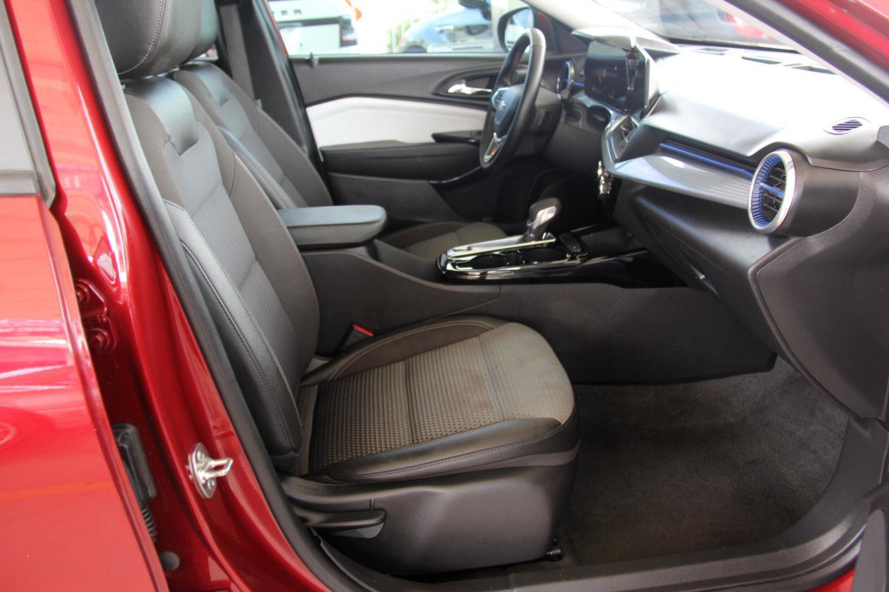 Used 2025 Chevrolet Trax LT w/ LT Convenience Package FWD image 25