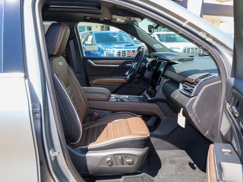 New 2027 GMC Acadia Denali Ultimate w/ LPO, Floor Liner Package AWD/4WD image 36
