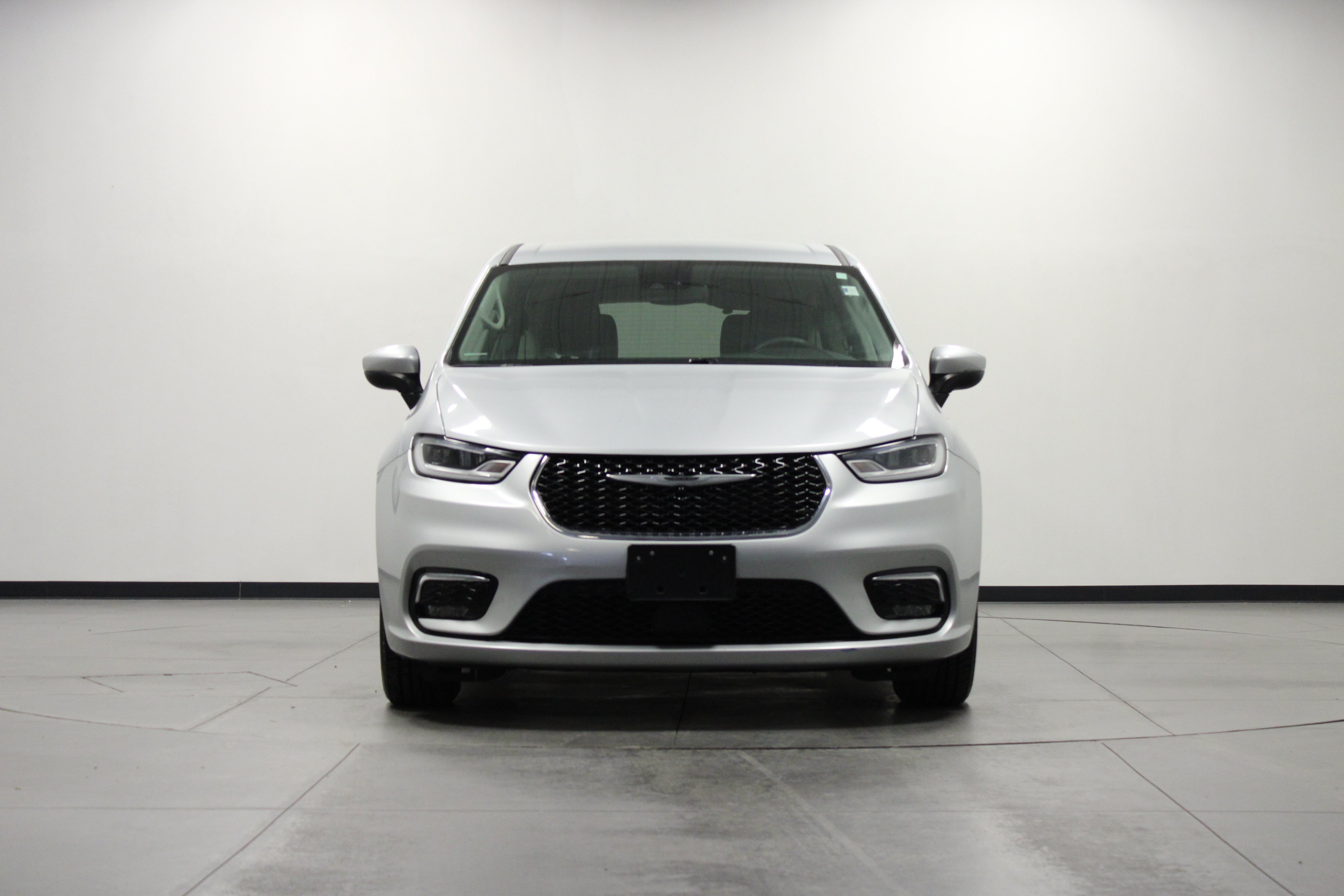 Used 2023 Chrysler Pacifica Touring-L FWD image 9