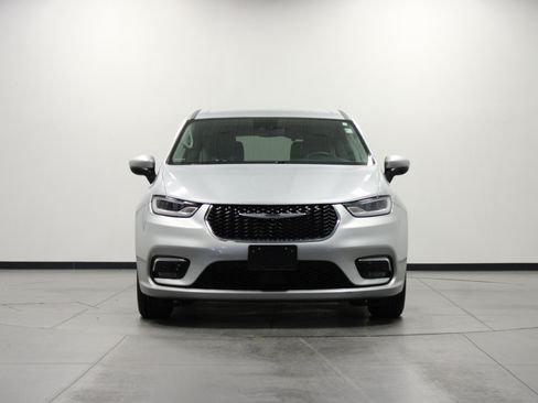Used 2023 Chrysler Pacifica Touring-L FWD image 9