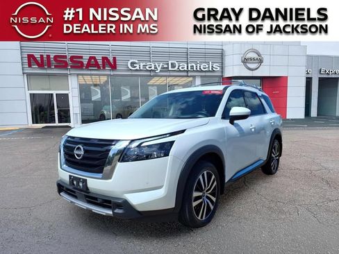 Certified 2025 Nissan Pathfinder Platinum w/ Cargo Package FWD image 4
