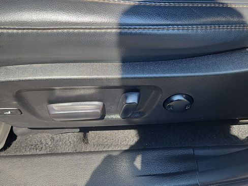 Used 2019 Toyota Highlander XLE AWD/4WD image 14