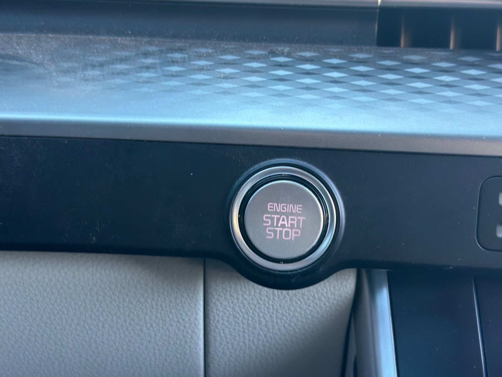 Used 2024 Kia Carnival LX FWD image 21