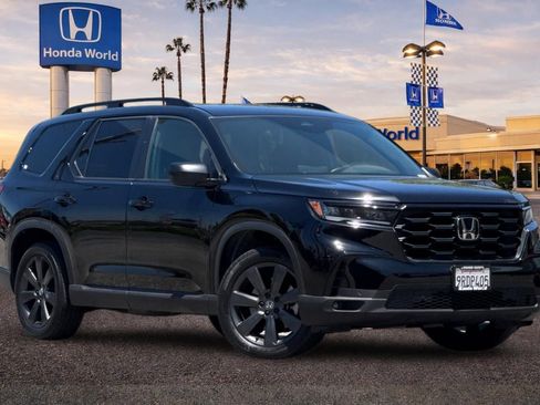 Used 2025 Honda Pilot Sport image 2