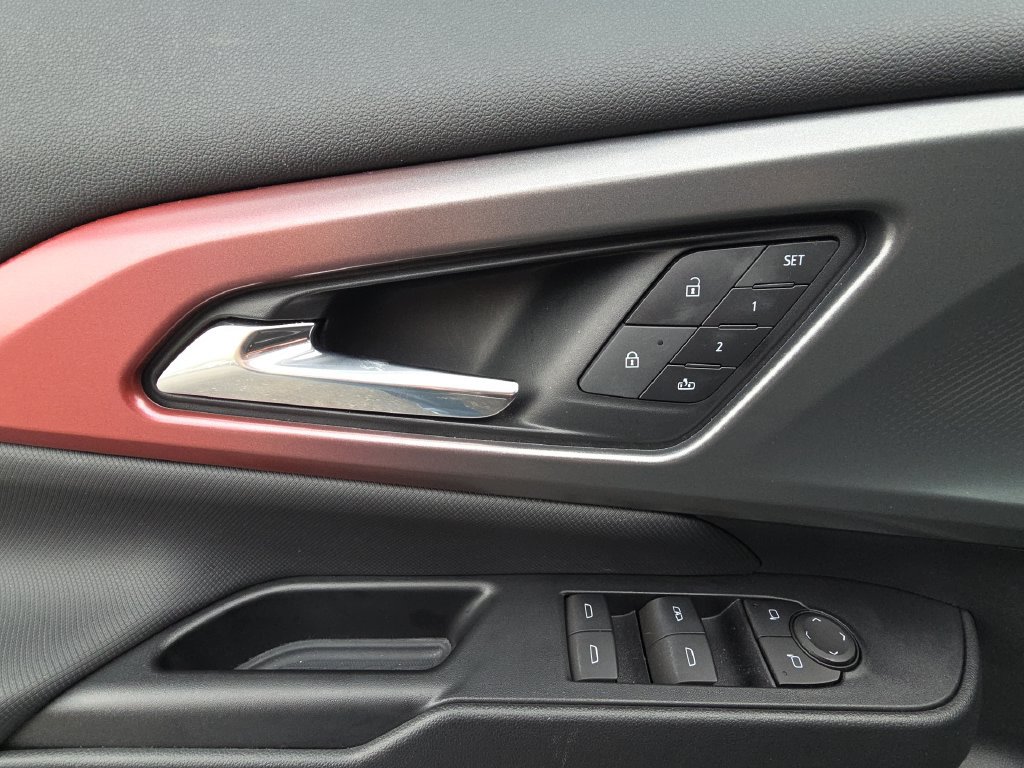 Used 2025 Chevrolet Equinox EV RS w/ Convenience Package II FWD image 13