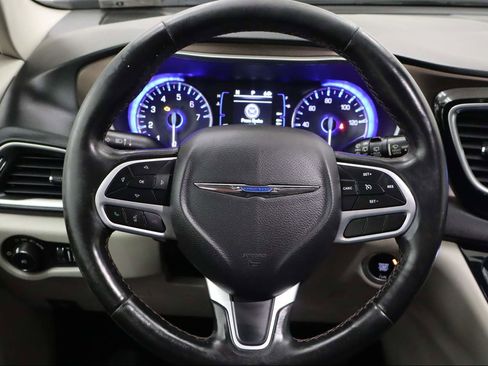 Used 2019 Chrysler Pacifica Touring-L image 14