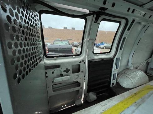 Used 2004 Chevrolet Express 2500 image 34