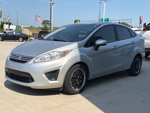 Used 2013 Ford Fiesta SE w/ Super Fuel Economy Pkg FWD image 4