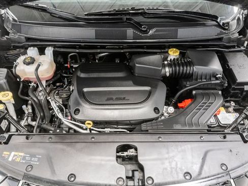 Used 2025 Chrysler Pacifica Select FWD image 3