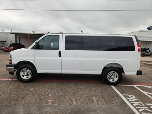 Used 2025 Chevrolet Express 2500 LT w/ LT Preferred Equipment Group RWD image 4