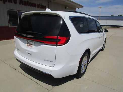 Used 2022 Chrysler Pacifica Limited FWD image 9