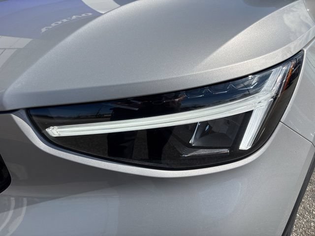 Certified 2025 Volvo XC40 B5 Plus AWD/4WD image 9