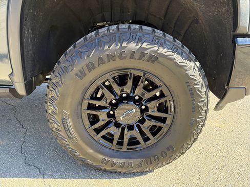 Used 2025 Chevrolet Silverado 2500 ZR2 w/ Technology Package image 12