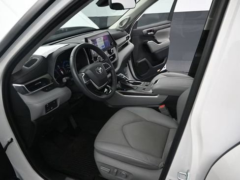 Used 2023 Toyota Highlander Limited FWD image 6