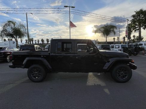 New 2026 Jeep Gladiator Sport image 7