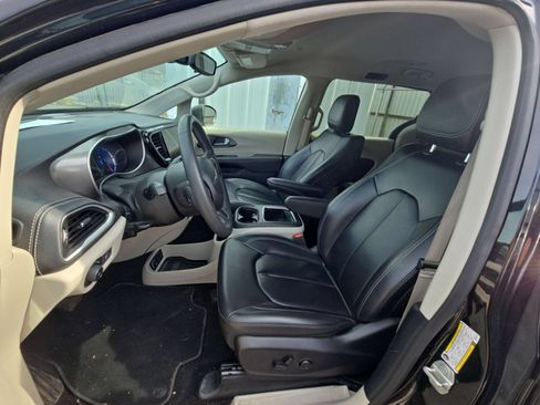 Used 2023 Chrysler Pacifica Touring-L FWD image 9