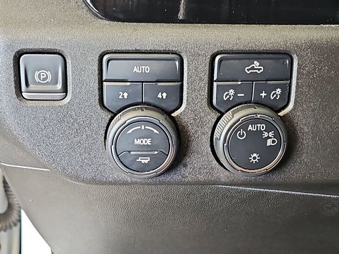 Used 2022 Chevrolet Silverado 1500 LT AWD/4WD image 29