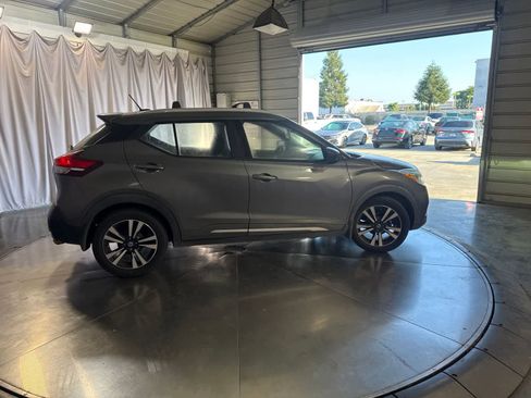 Used 2018 Nissan Kicks SR w/ Exterior Package FWD image 3