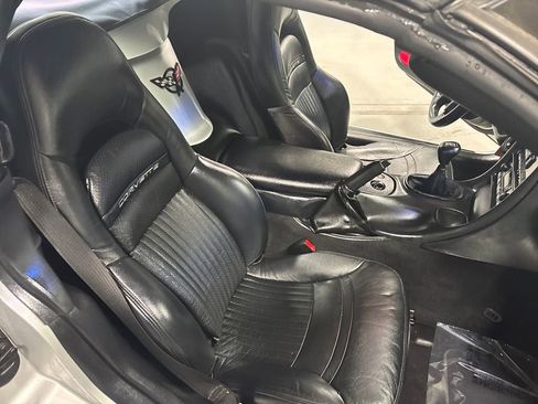 Used 2001 Chevrolet Corvette Convertible w/ Preferred Equipment Group2 image 32