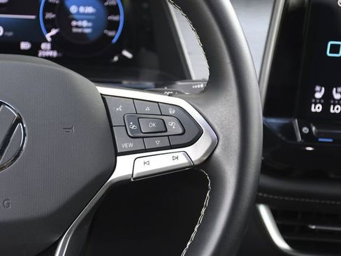 Used 2025 Volkswagen Atlas Cross Sport SE image 9