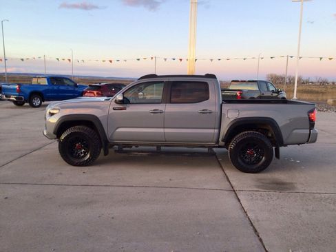 Used 2017 Toyota Tacoma TRD Pro image 2