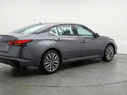 Used 2025 Nissan Altima 2.5 SV image 9