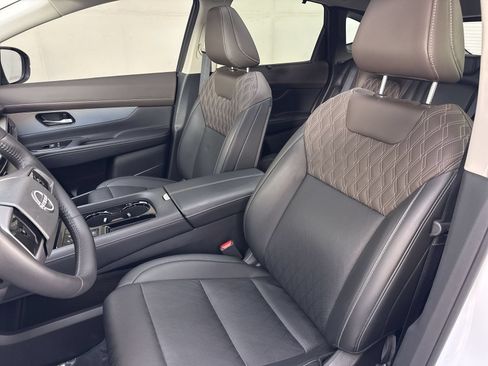 Certified 2025 Nissan Murano Platinum w/ Cargo Package AWD/4WD image 22