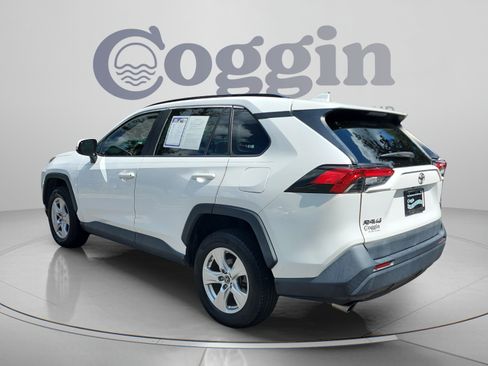 Used 2019 Toyota RAV4 XLE w/ Convenience Package FWD image 3