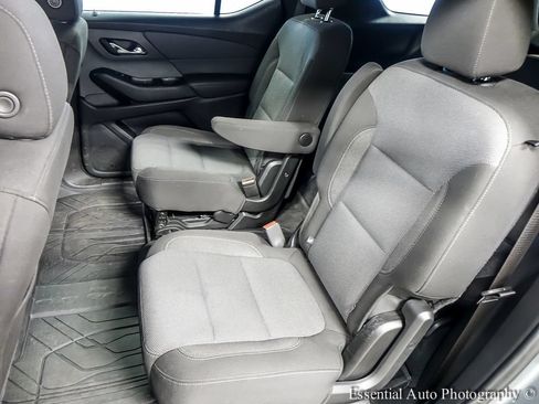 Used 2023 Chevrolet Traverse LT FWD image 11