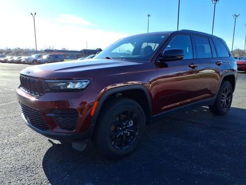 Used 2025 Jeep Grand Cherokee Altitude image 3