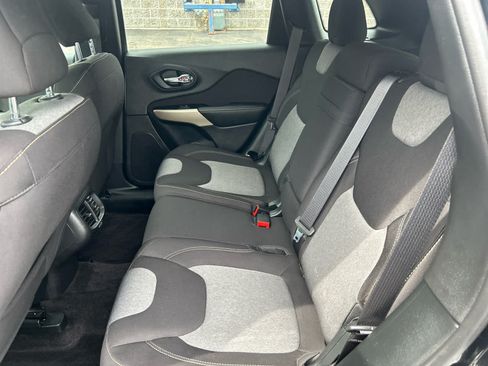 Used 2018 Jeep Cherokee Latitude w/ Safety Group AWD/4WD image 22