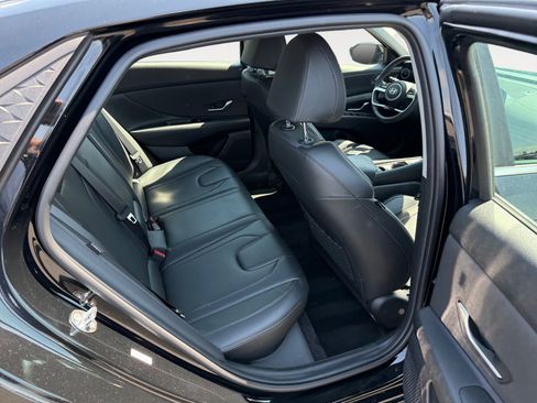 Certified 2025 Hyundai Elantra Limited FWD image 18