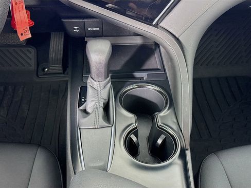 Used 2018 Toyota Camry LE image 32