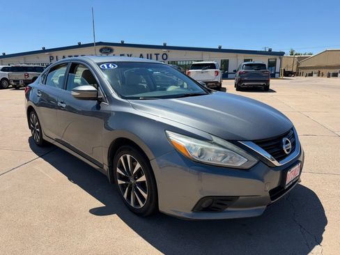 Used 2016 Nissan Altima 2.5 SV w/ Convenience Package FWD image 2