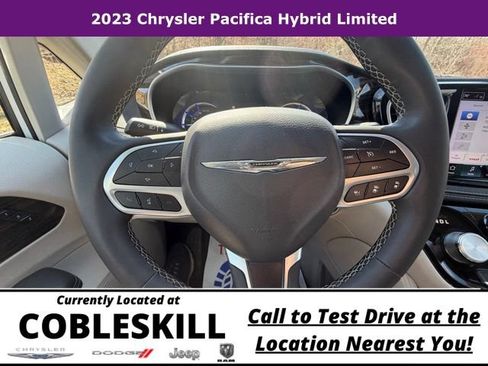 Used 2023 Chrysler Pacifica Limited FWD image 18